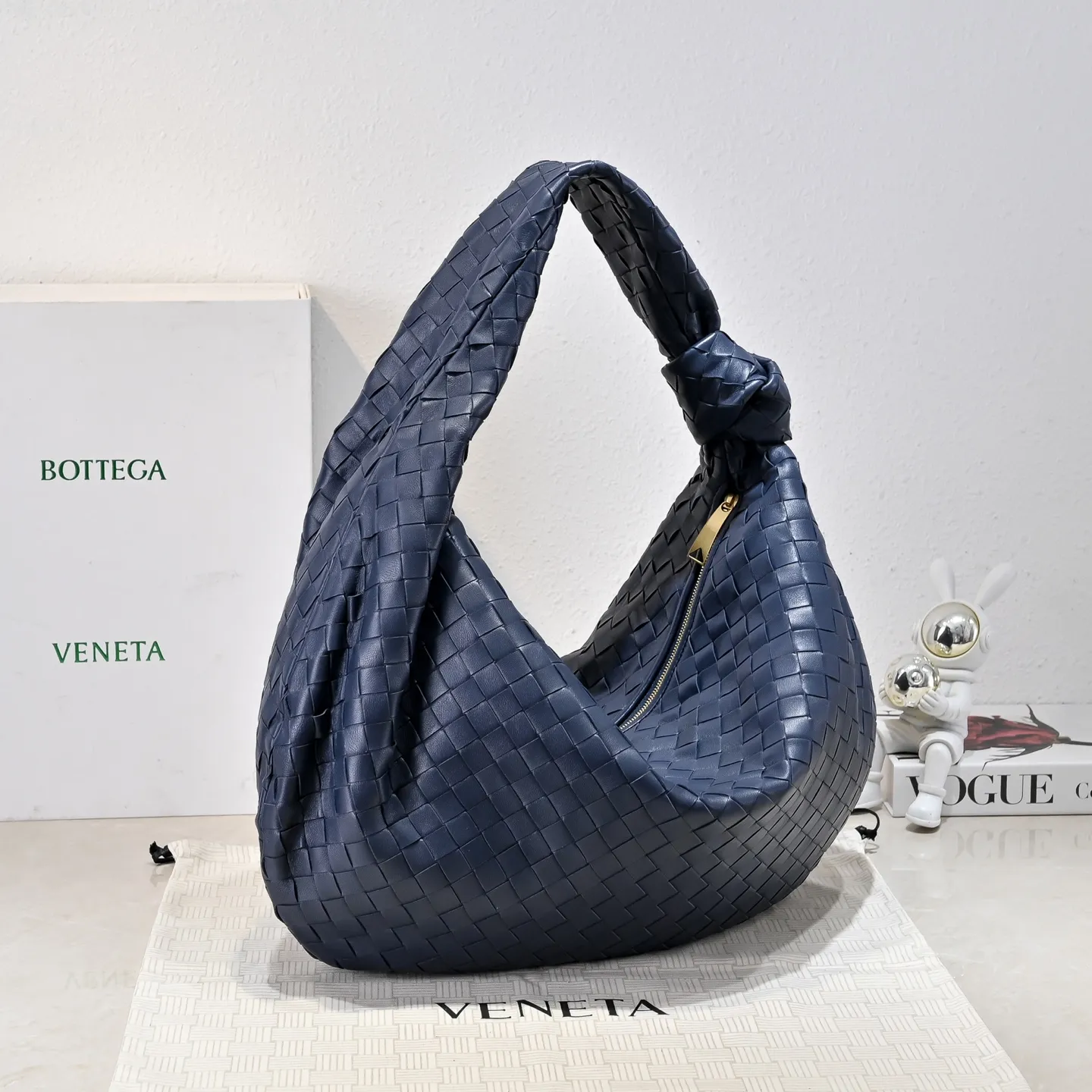 Batch 2360 #JODIE Oversized size comes out~ The shape is still the same fashionable and good-looking. It is made of classic sheepskin weaving. The iconic weaving has always been the most proud design of BV. The soft shape is super suitable for concave shapes~ Not only the size has been changed, but the quality details are also more refined. The shape is more round and Q. The large size has more styles. It is not only practical and can fit everything, but also can carry Jodie’s fashionable concave shape. It is really practical and fashionable. It is awesome in capital letters!  Size: 54*50*20cm Model: 6699